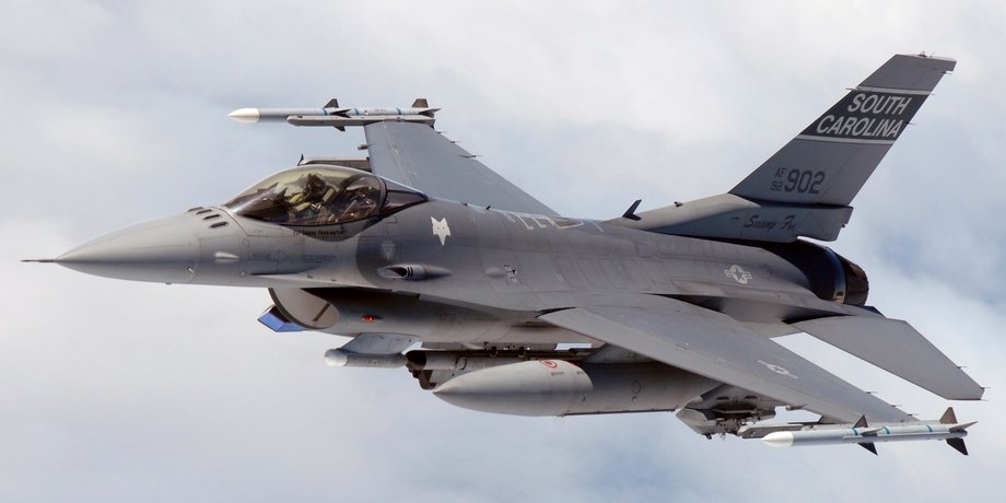 Винищувач F-16 авіація військова допомога США
