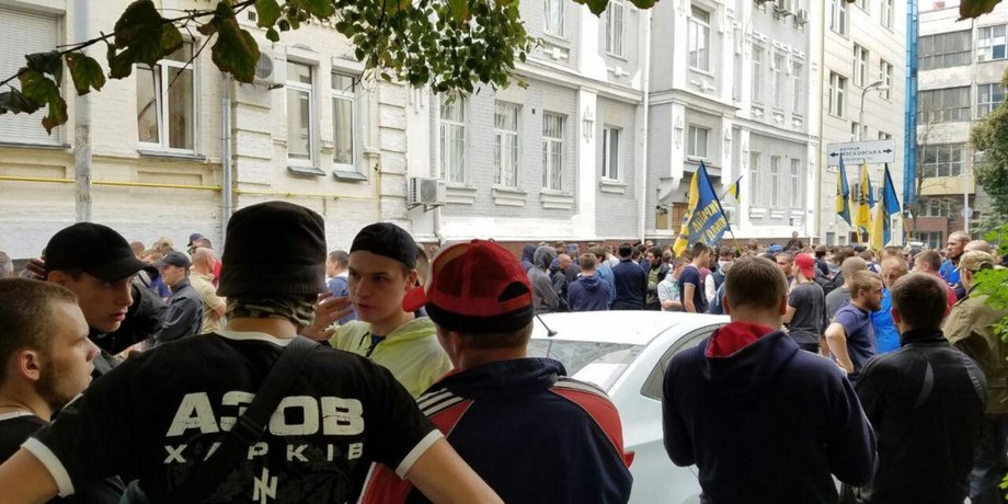 "Азов" пикетирует Печерский райсуд в Киеве / Фото: Громадське