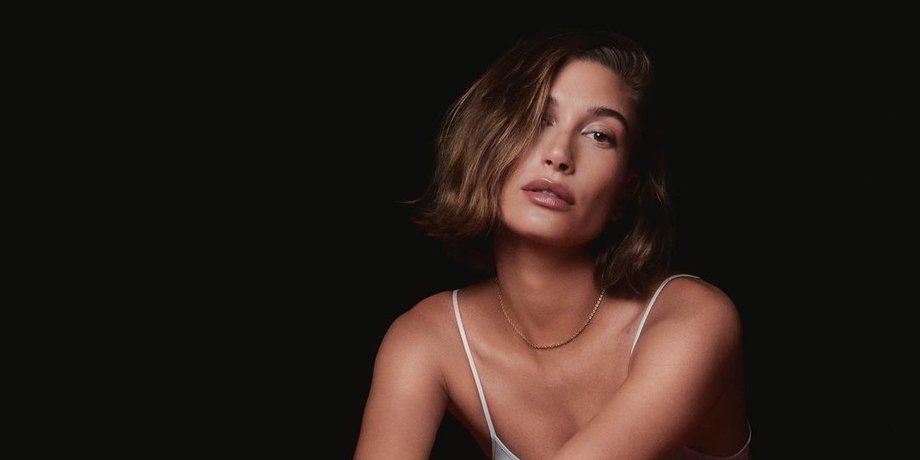 Хейли Бибер снялась в праздничной рекламе Calvin Klein