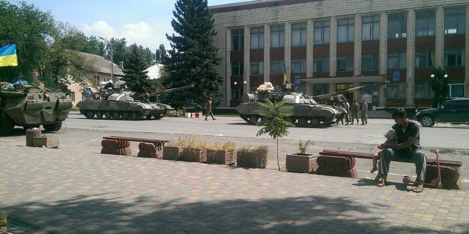 Украинские танки в Лутугино / фото из соцсетей