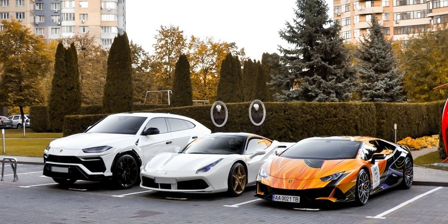 парковка с суперкарами, Ferrari 488GTB, Lamborghini Huracan, Lamborghini Urus, Суперкар Lamborghini, кроссовер Lamborghini