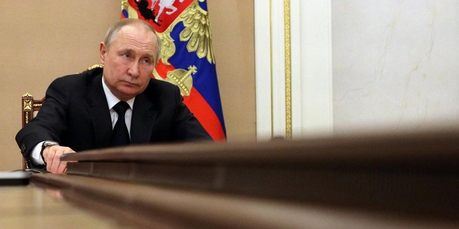Володимир Путін сидить за столом