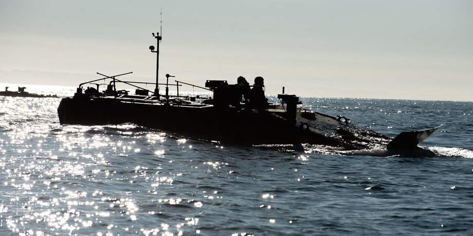 машина амфібія, морська піхота, запуск дронів