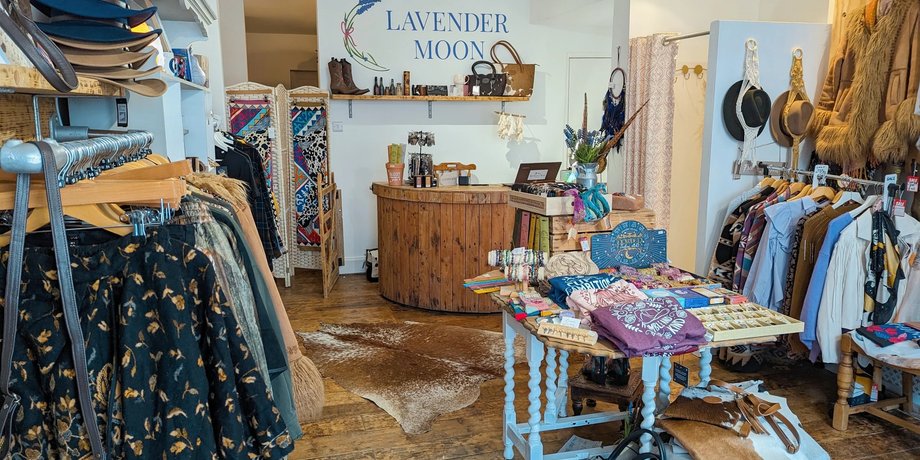 У результаті успішної діяльності дівчина відкрила магазин Lavender Moon