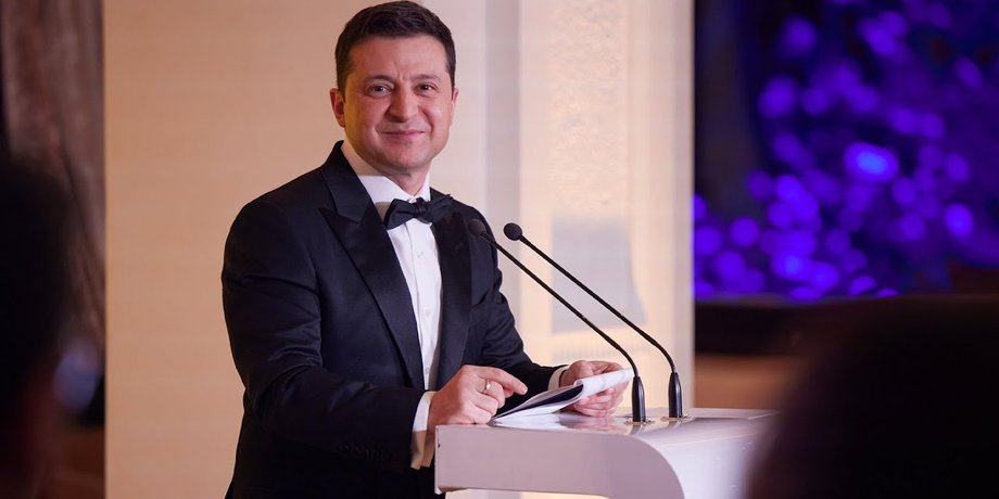 виступ зеленського, зеленський аплодує собі, зеленський аплодує собі, зеленський виступає перед собою, зеленський дипломати