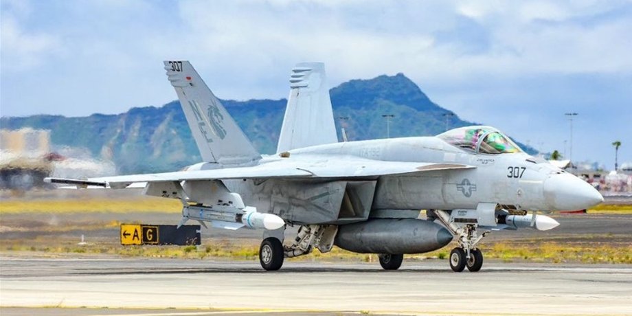 F/A-18 с ракетой SM-6