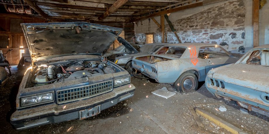 колекція авто, ретроавто, занедбані авто, Ford Mustang, Chevrolet Camaro, Cadillac Seville