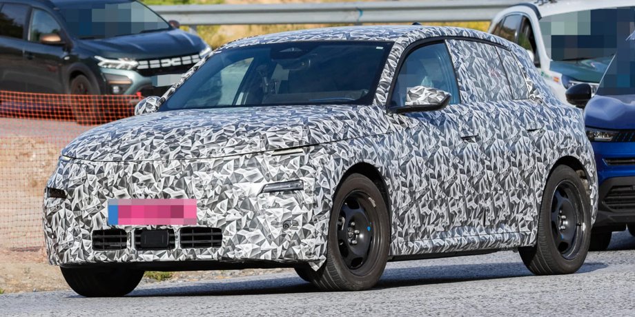 Peugeot вивів на випробування модель E-208