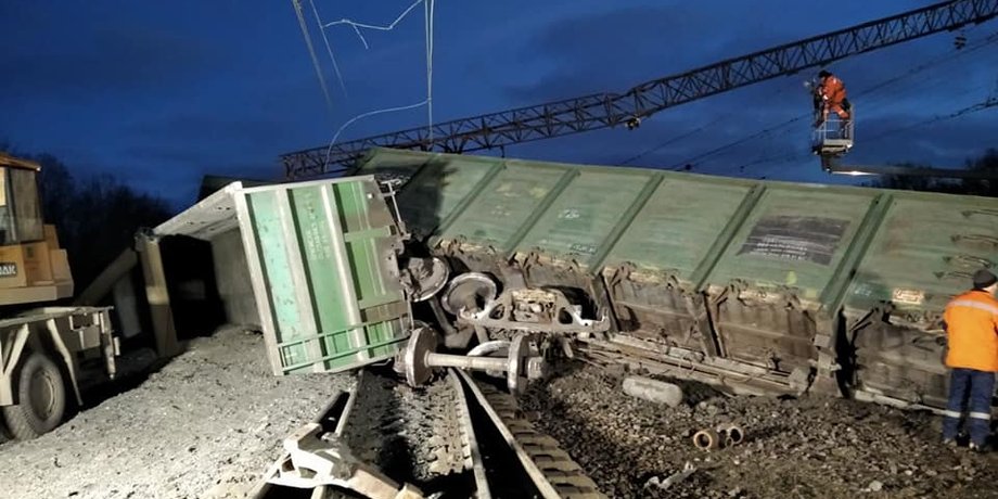 Вантажний поїзд, Залізничне полотно, Дніпропетровська область, Рейки, електроопори