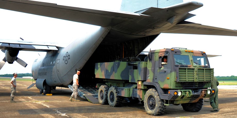 HIMARS вантажать на транспортний літак