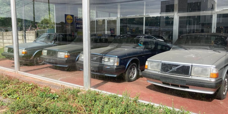 старые Вольво, автосалон Вольво, автосалон Volvo, Volvo 240, капсулы времени, заброшенные авто