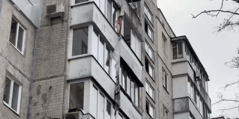 Жители поврежденного дома в Днепровском районе мастерили канат из одеял в Киеве