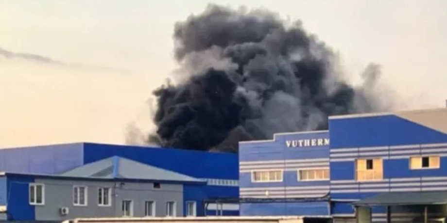 Завод "ВНИИР-Прогресс" у Чебоксарах у хмарі диму