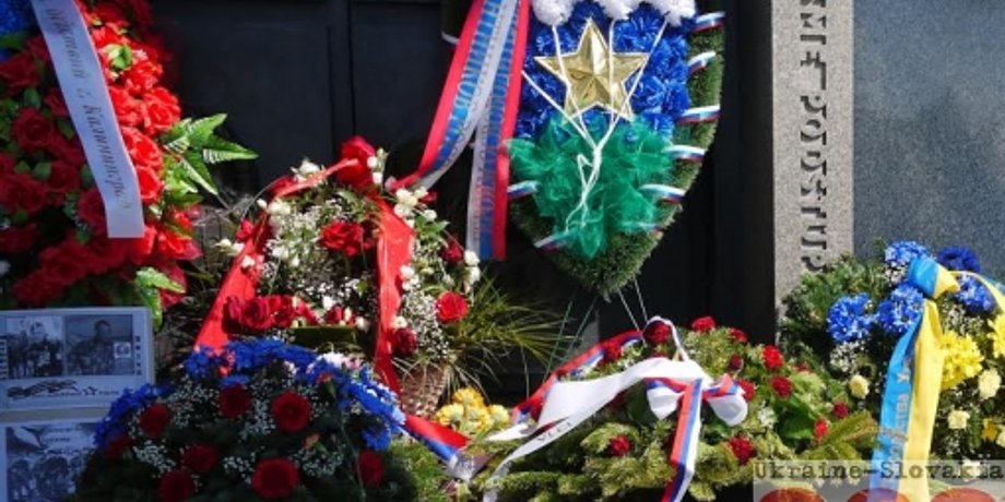 Венок, положенный украинскими дипломатами рядом с венками "ночных волков" и портретами "героев новоросии" / Фото: Rado Javor