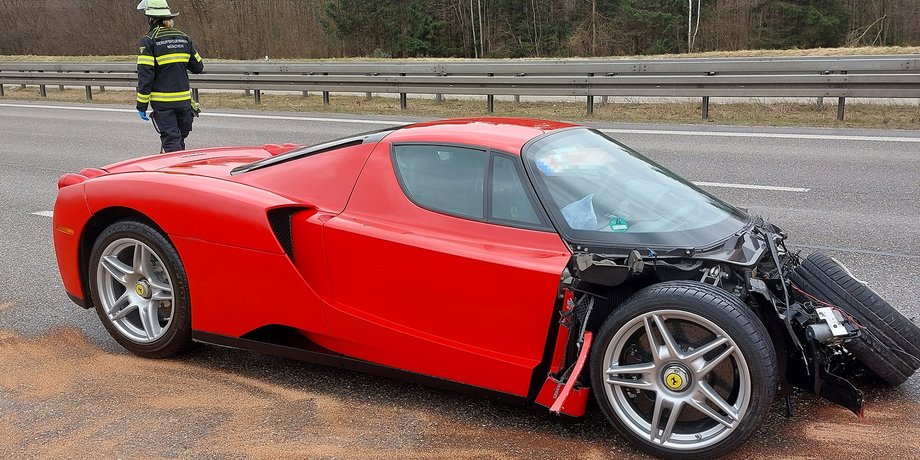 разбитый феррари энцо, Ferrari Enzo, суперкар Ferrari, разбитый суперкар