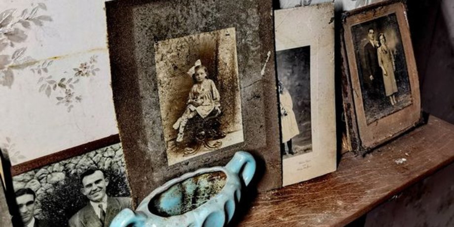 Внутри заброшенного дома, заброшенный дом, дом Диснея, капсула времени, жуткие куклы, старинные вещи, Микки Маус, книги