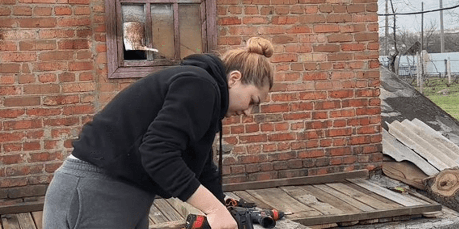 Анна живе в селі