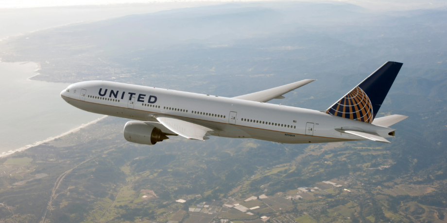 Самолет компании United Airlines, авиакомпания, деньги, суд, полет, буйный пассажир, конфликт со стюардессой, кричал в самолете