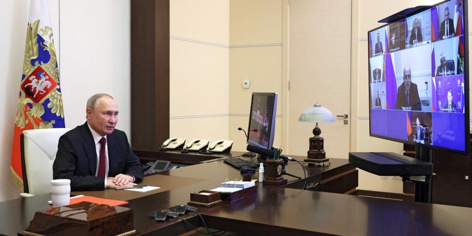 Володимир Путін управляє країною з трьох абсолютно однакових кабінетів без вікон, які розташовані у різних регіонах