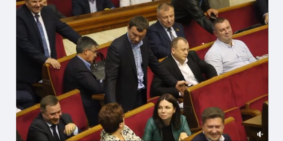Депутат, андрей Иванчук, голосует