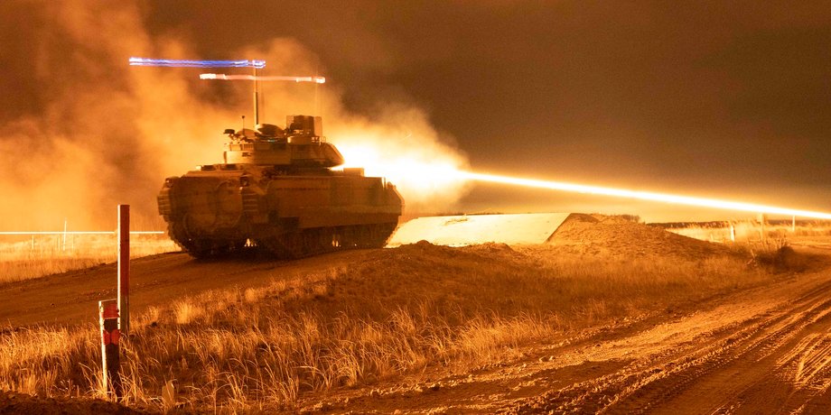 боевая машина ведет огонь ночью, боевая машина, танк