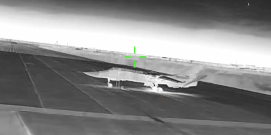 Самолет Су-24 ВС РФ на аэродроме в Крыму