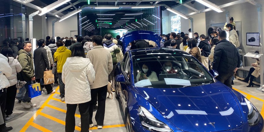 протест автосалон Тесла в Китае, Тесла в Китае, автосалон Тесла в Китае, скидки на Tesla