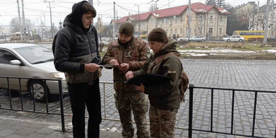 Сотрудники ТЦК остановили парня для проверки документов