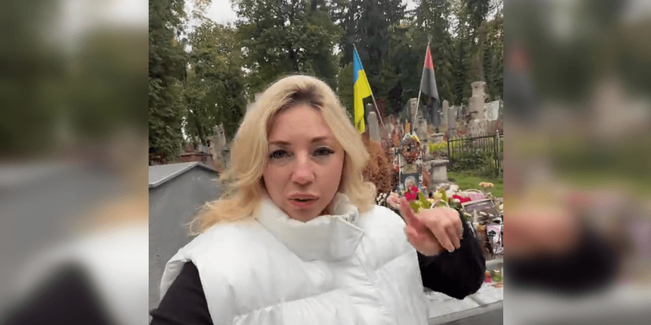 Ірини Фаріон Анастасія Арбузова на могилі Ірини Фаріон у Львові