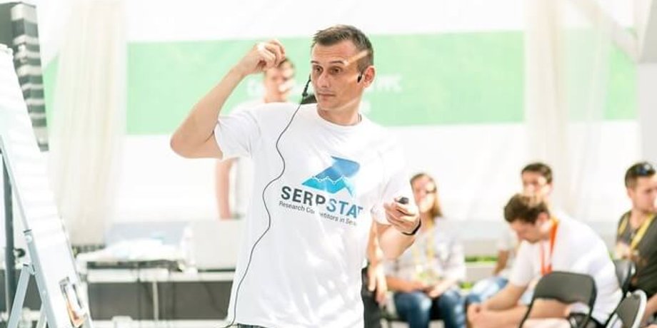 Олег Саламаха из Serpstat во время выступления