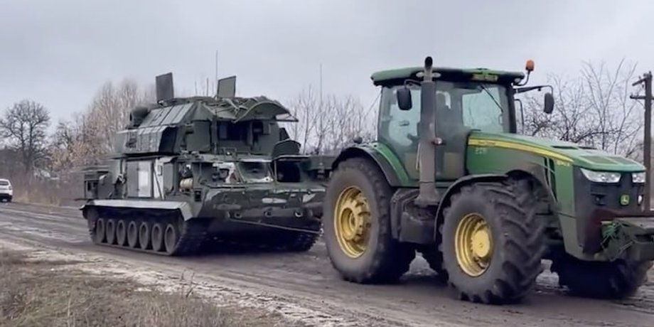 трактор потягнув танк, український трактор евакуює російський танк