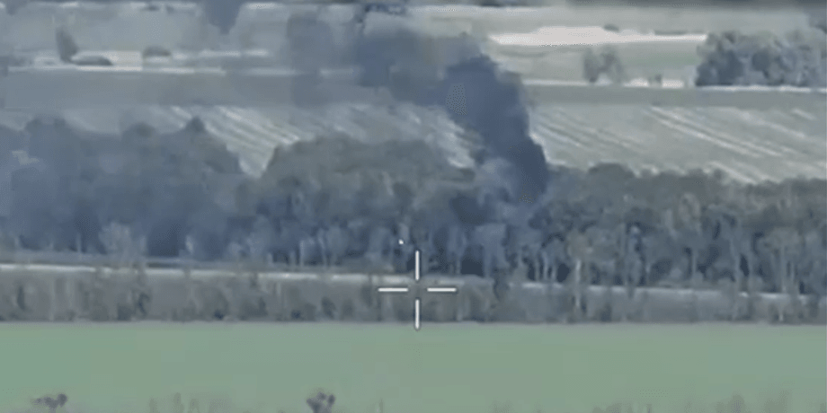 Дым, САУ, ВС РФ, ВСУ,  FPV-дрон, война в Украине, фото