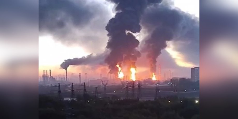 Густий чорний дим та вогонь після вибуху та пожежі у Москві