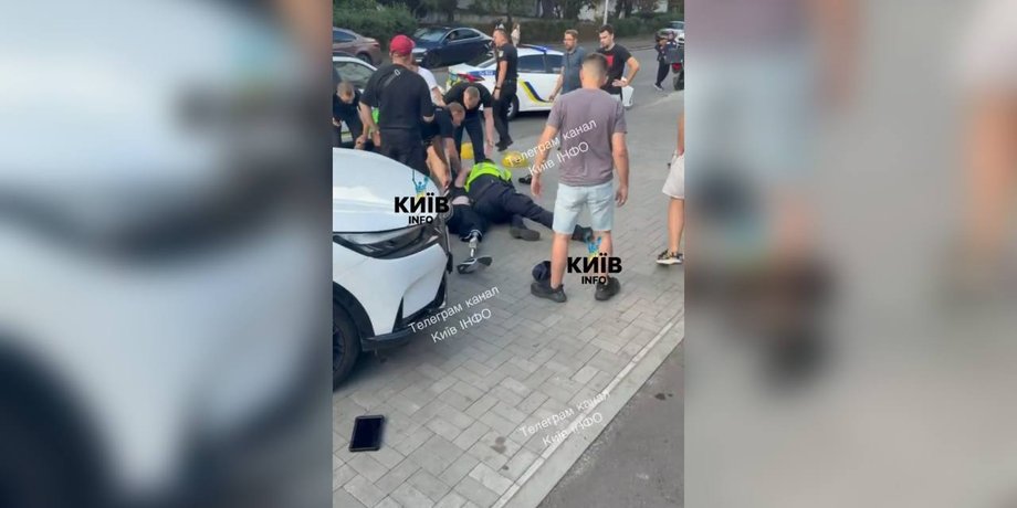 Бійка патрульного з ветераном на протезі у Києві