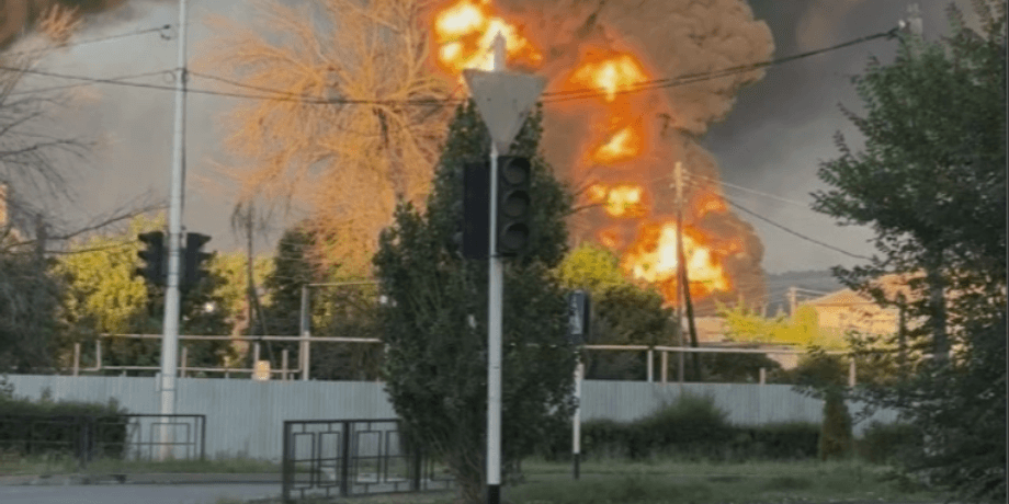 Пожар на нефтебазе в Калач-на-Дону