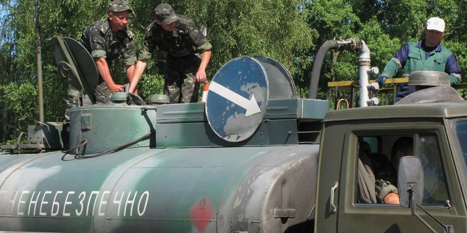 військовослужбовці ЗСУ біля цистерни з пальним