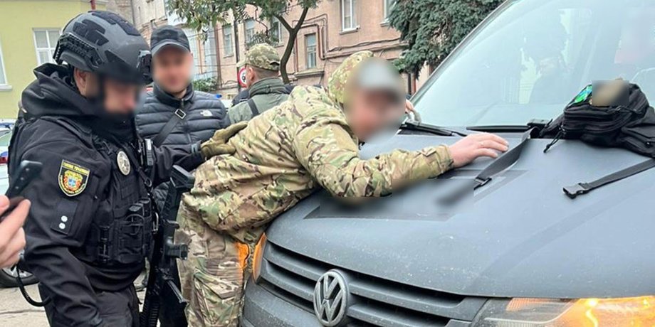 Затримання поліцією військовий, що катували людей, на Тернопільщині