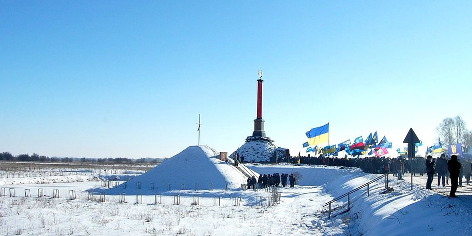 Монумент и символическая могила погибших героев Крут / Фото: wikipedia.org