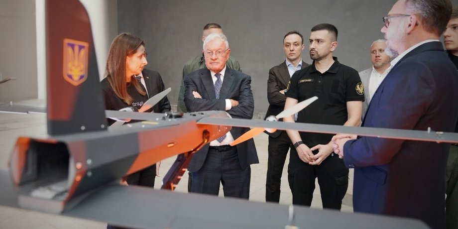 Кіт Келлог роздивляється макет дрона на виробництві в Україні