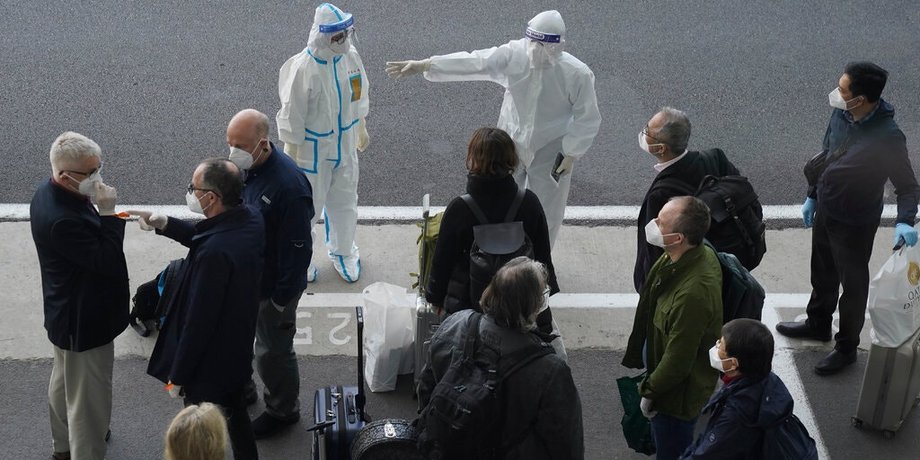 Группа экспертов ВОЗ в аэропорту Уханя