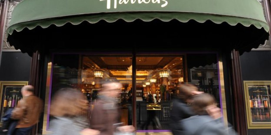 Иллюстративное фото универмага Harrods: Town and country.com