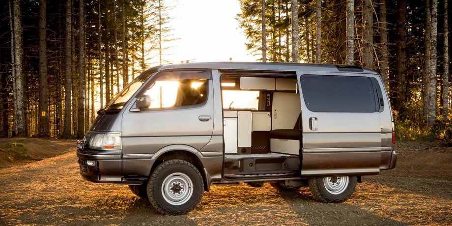 автодім Toyota HiAce