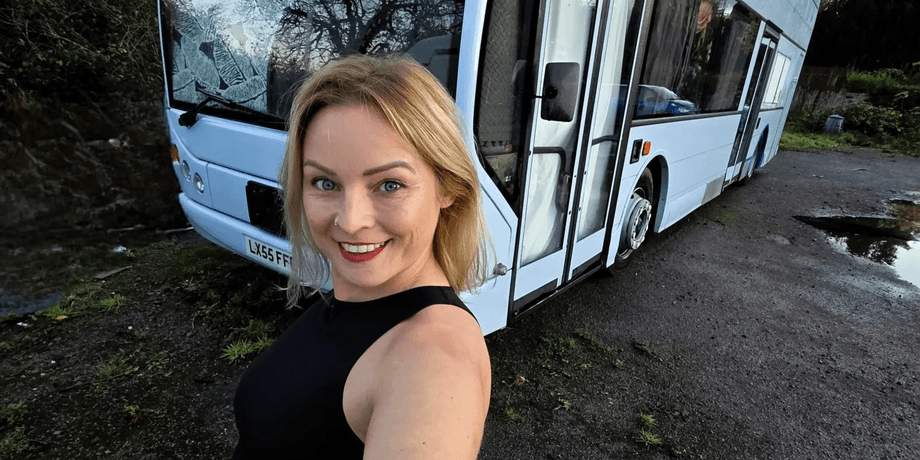 Женщина превратила полицейский автобус в жилье мечты: одна деталь удивляет больше всего