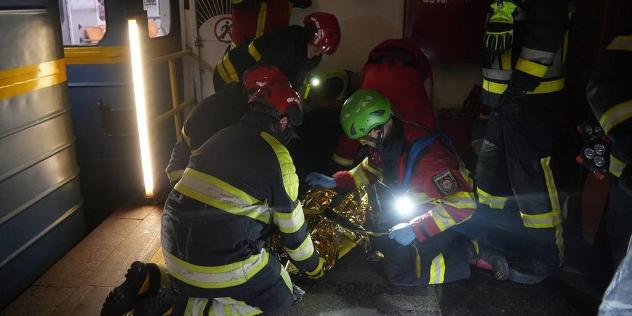 Рятувальники дістали чоловіка з-під вагона метро