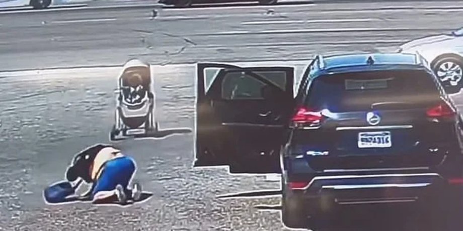 Бездомный, дорога, ребенок, коляска с ребенком, герой, автомобиль, транспорт