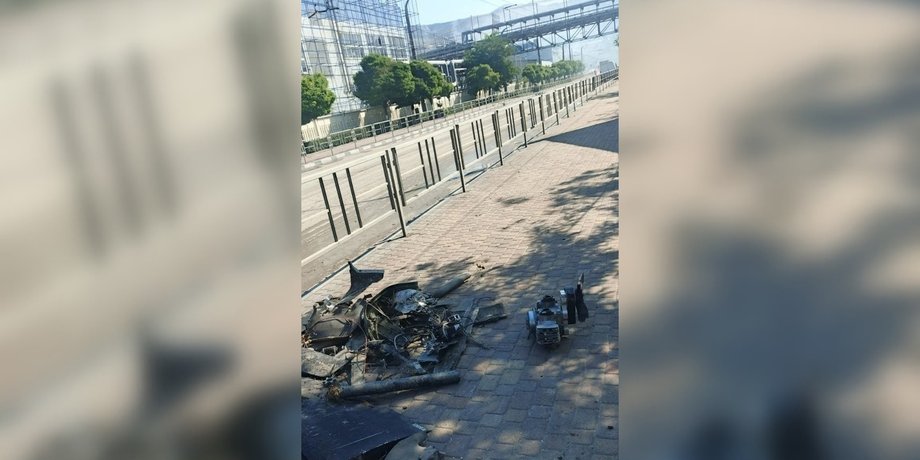 Один из сбитых БПЛА на фоне терминала в Новороссийске, который закрыт противодроновой защитой