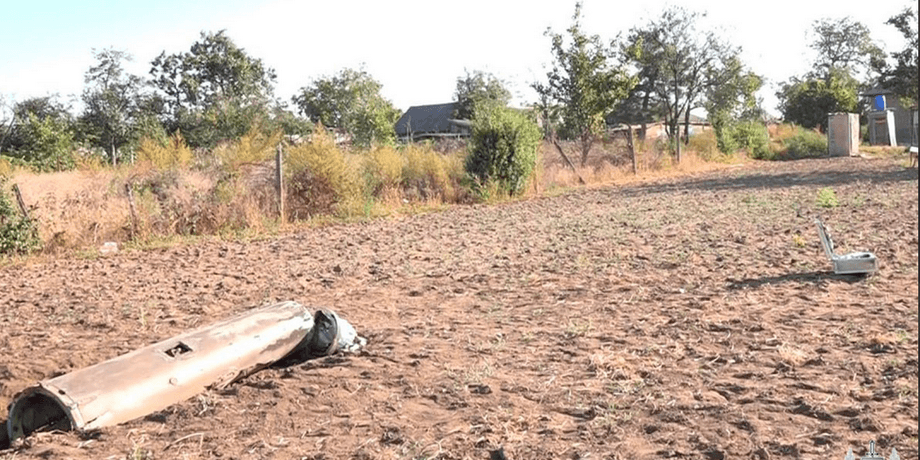обломки ракеты, ракета, огород
