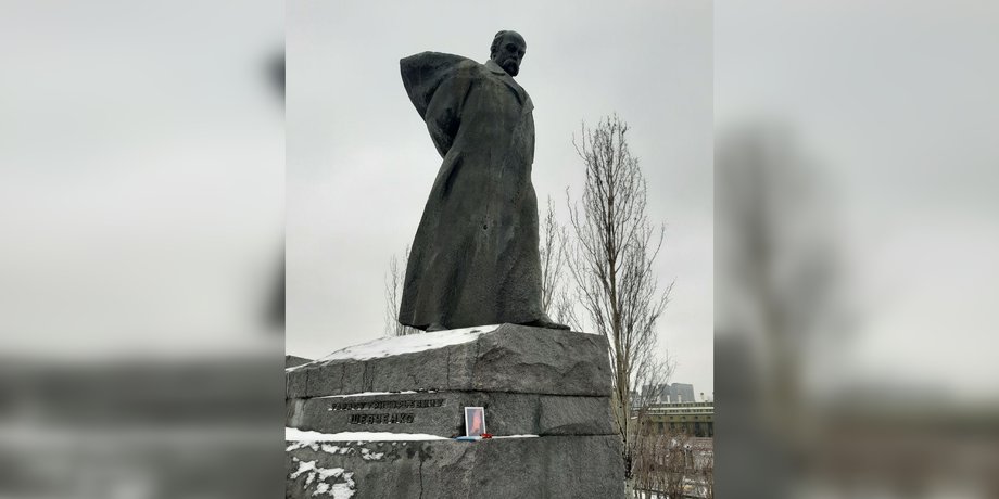 днепр, россия, несут цветы, мемориалы, москва, санкт-петебрубрг, краснодар, екатеринбург