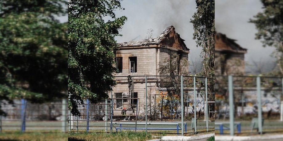 Рятувальники на місці влучання у Кременчуцький РТЦК та СП
