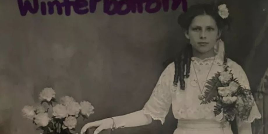 Девушка не могла поверить собственным глазам, когда увидела, насколько она похожа на свою двоюродную прабабушку